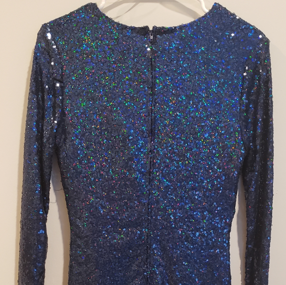 Sequined mini dress with plunge neckline - Picture 2 of 3